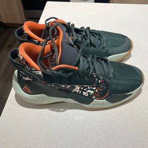 Nike Zoom Freak 2 Basketball shoes - size 6Y